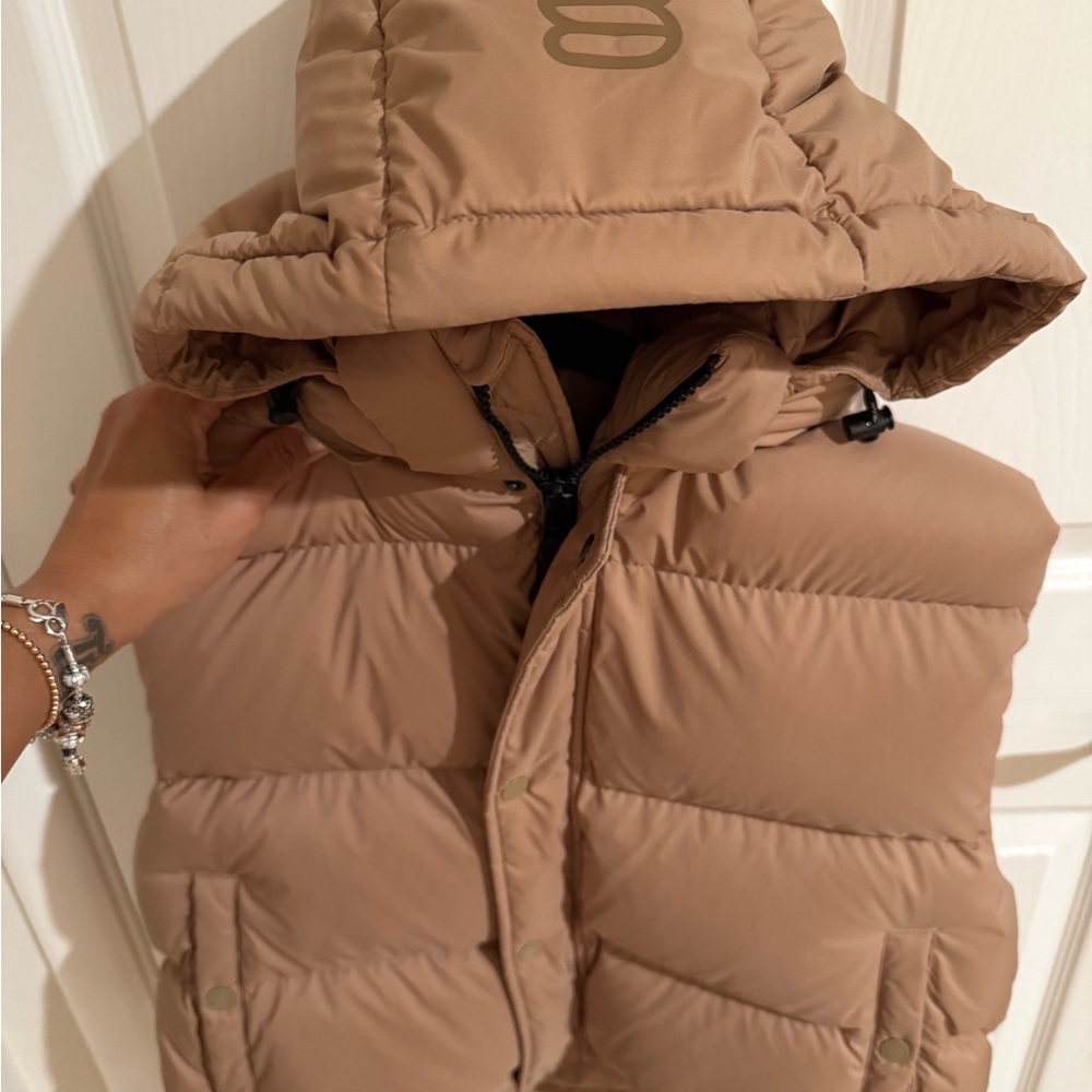 Aritzia The Super Puff Shorty Vest - Picture 2 of 6